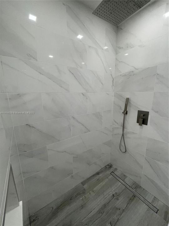 最近售出: $1,988,000 (7 贝兹, 5 浴室, 5336 平方英尺)