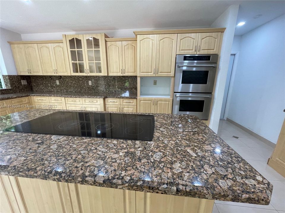 最近售出: $1,988,000 (7 贝兹, 5 浴室, 5336 平方英尺)