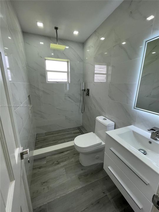 最近售出: $1,988,000 (7 贝兹, 5 浴室, 5336 平方英尺)