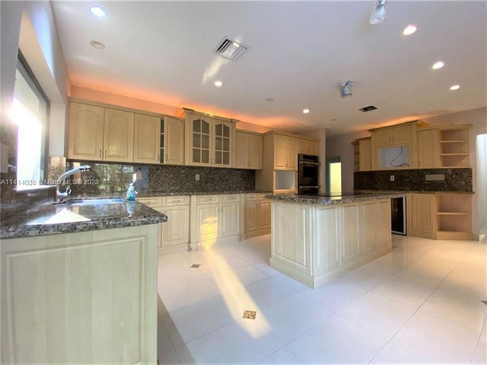 最近售出: $1,988,000 (7 贝兹, 5 浴室, 5336 平方英尺)