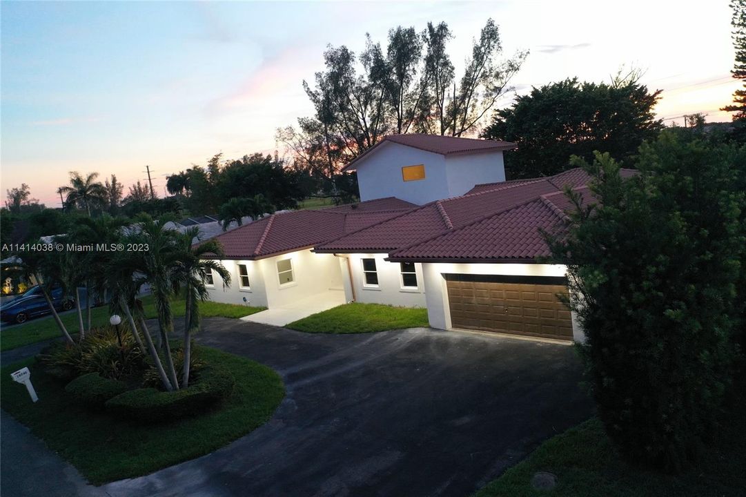 最近售出: $1,988,000 (7 贝兹, 5 浴室, 5336 平方英尺)