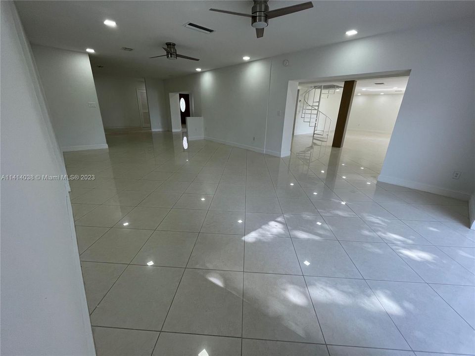 最近售出: $1,988,000 (7 贝兹, 5 浴室, 5336 平方英尺)