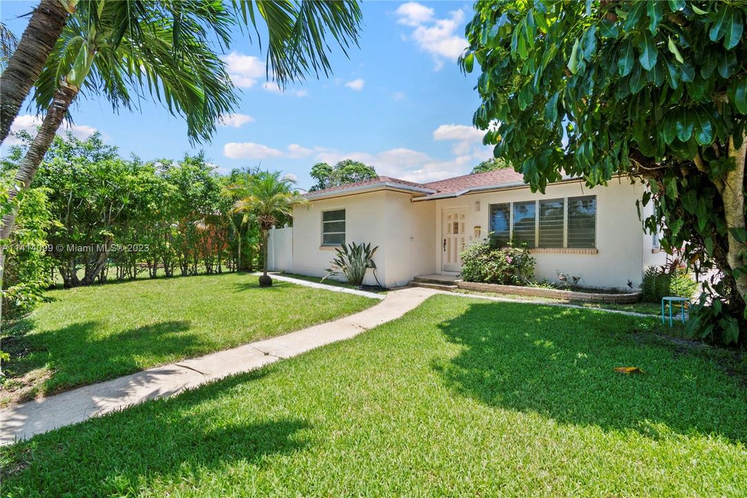 Recently Sold: $520,000 (3 beds, 2 baths, 1324 Square Feet)