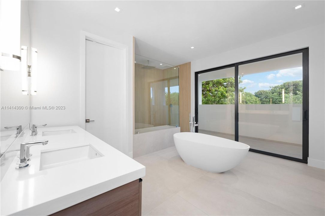 Недавно продано: $3,999,900 (6 спален, 6 ванн, 4685 Квадратных фут)