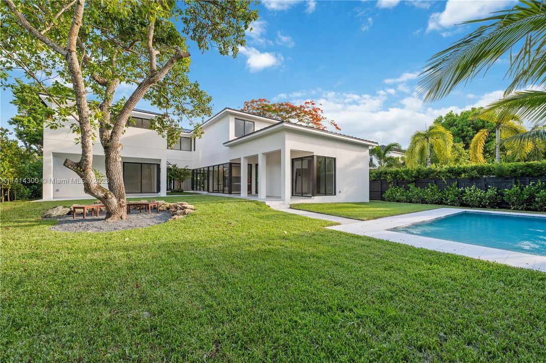 Недавно продано: $3,999,900 (6 спален, 6 ванн, 4685 Квадратных фут)