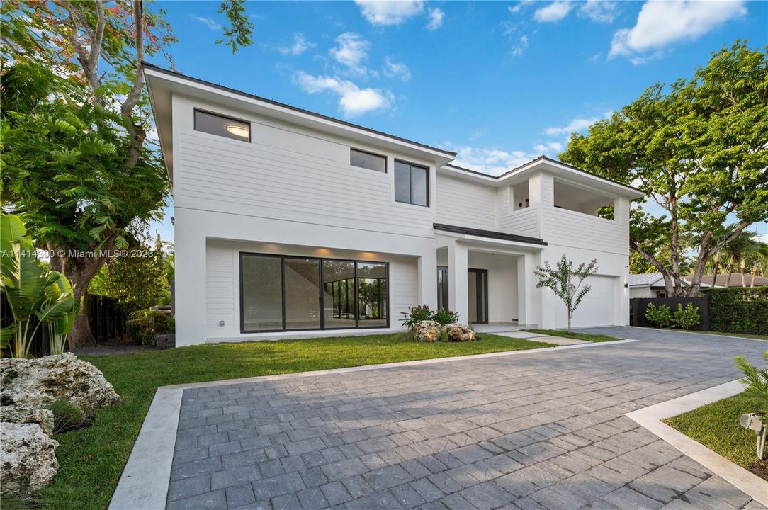 Недавно продано: $3,999,900 (6 спален, 6 ванн, 4685 Квадратных фут)