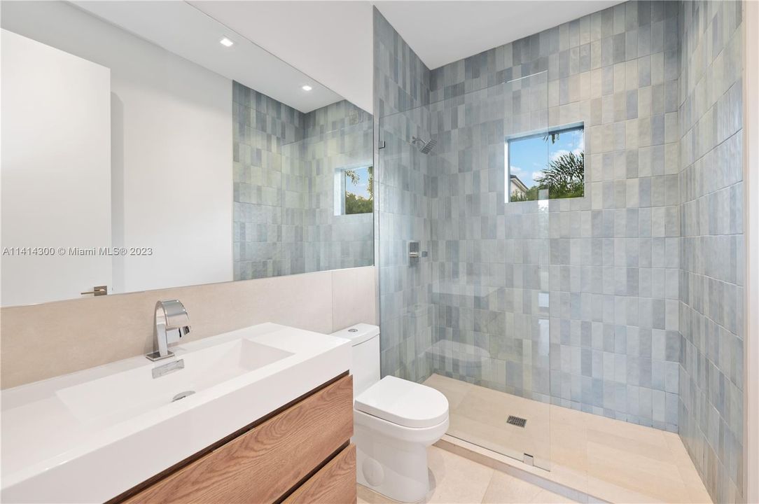 Недавно продано: $3,999,900 (6 спален, 6 ванн, 4685 Квадратных фут)