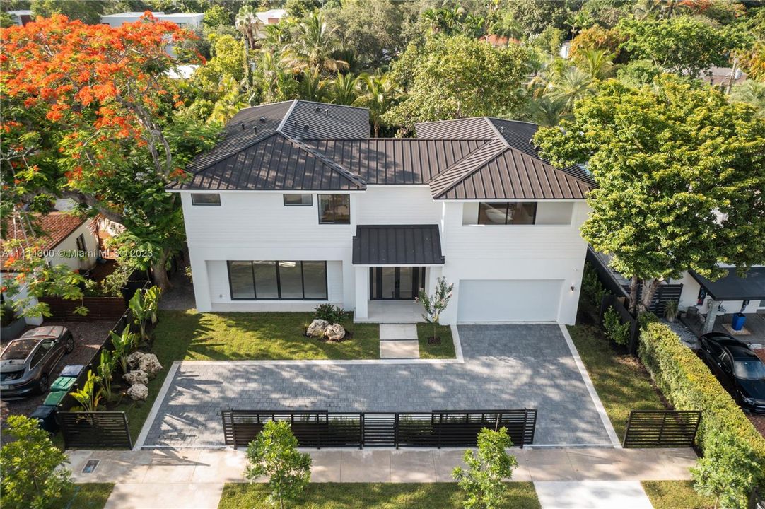 Недавно продано: $3,999,900 (6 спален, 6 ванн, 4685 Квадратных фут)