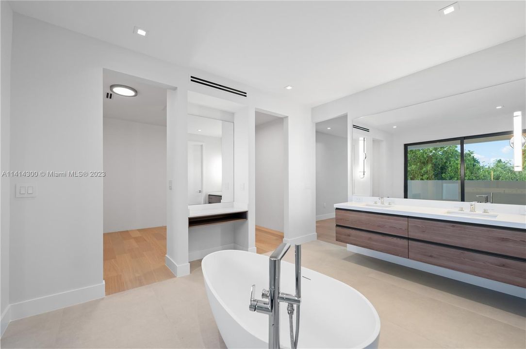 Недавно продано: $3,999,900 (6 спален, 6 ванн, 4685 Квадратных фут)