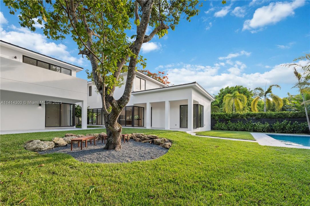 Недавно продано: $3,999,900 (6 спален, 6 ванн, 4685 Квадратных фут)