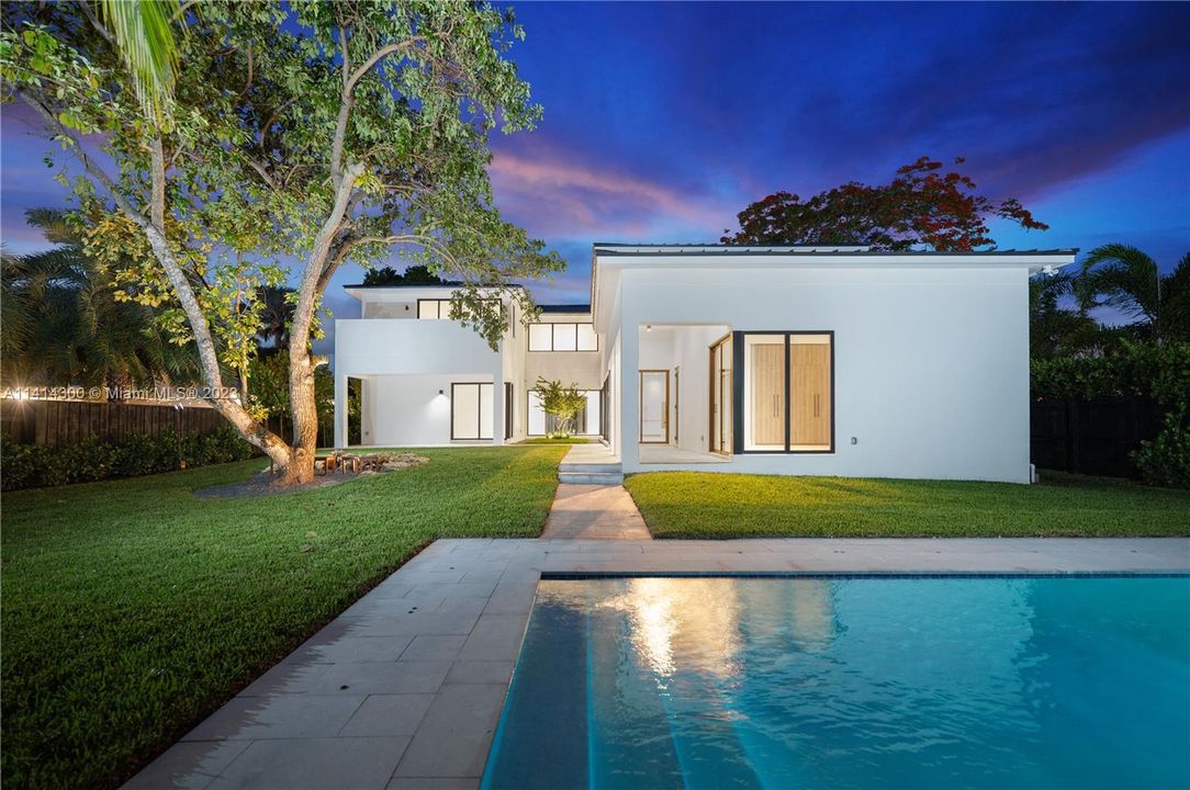 Недавно продано: $3,999,900 (6 спален, 6 ванн, 4685 Квадратных фут)