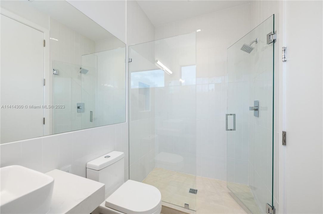 Недавно продано: $3,999,900 (6 спален, 6 ванн, 4685 Квадратных фут)