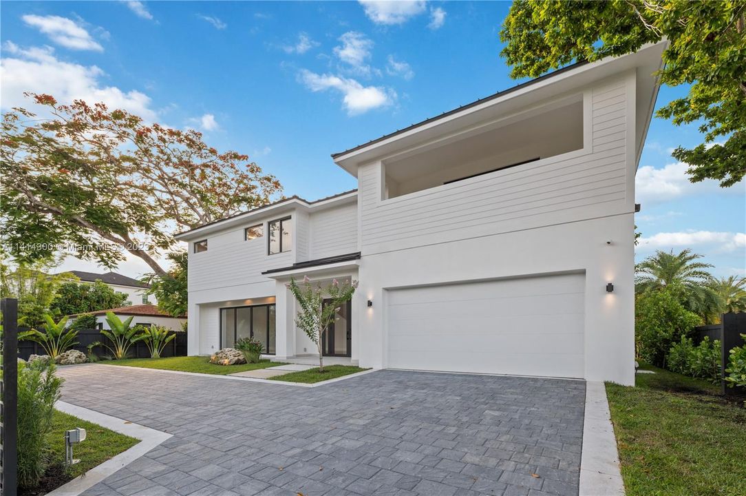 Недавно продано: $3,999,900 (6 спален, 6 ванн, 4685 Квадратных фут)