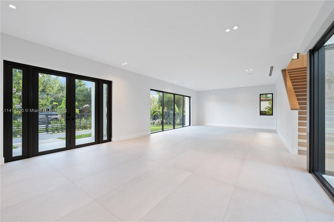 Недавно продано: $3,999,900 (6 спален, 6 ванн, 4685 Квадратных фут)