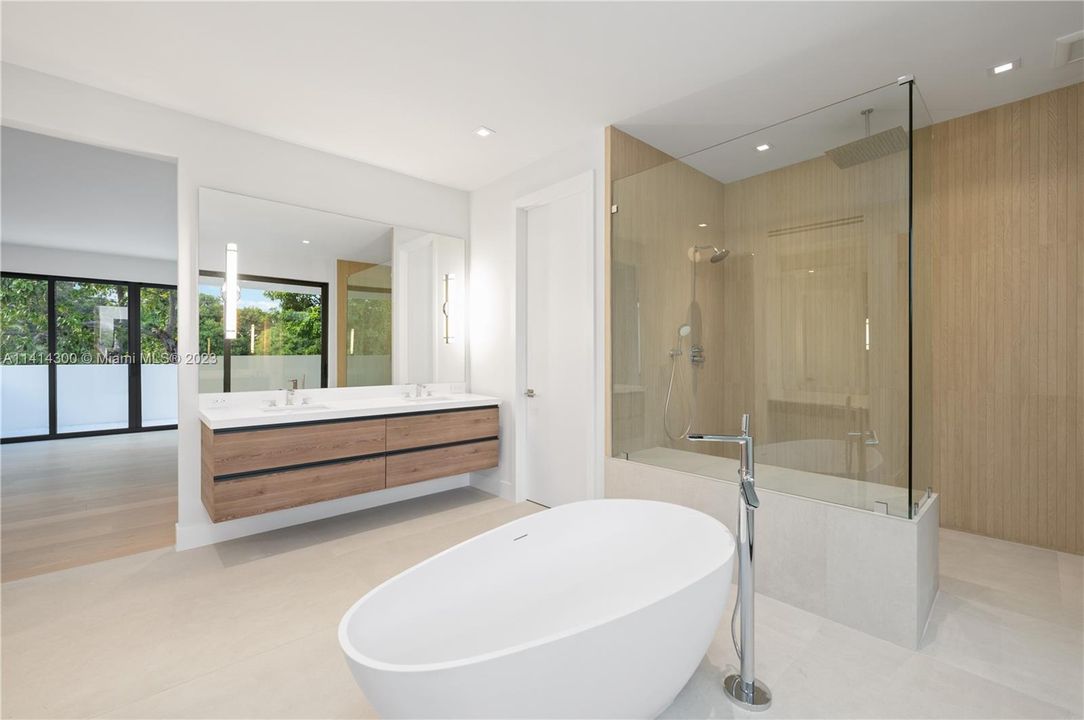 Недавно продано: $3,999,900 (6 спален, 6 ванн, 4685 Квадратных фут)