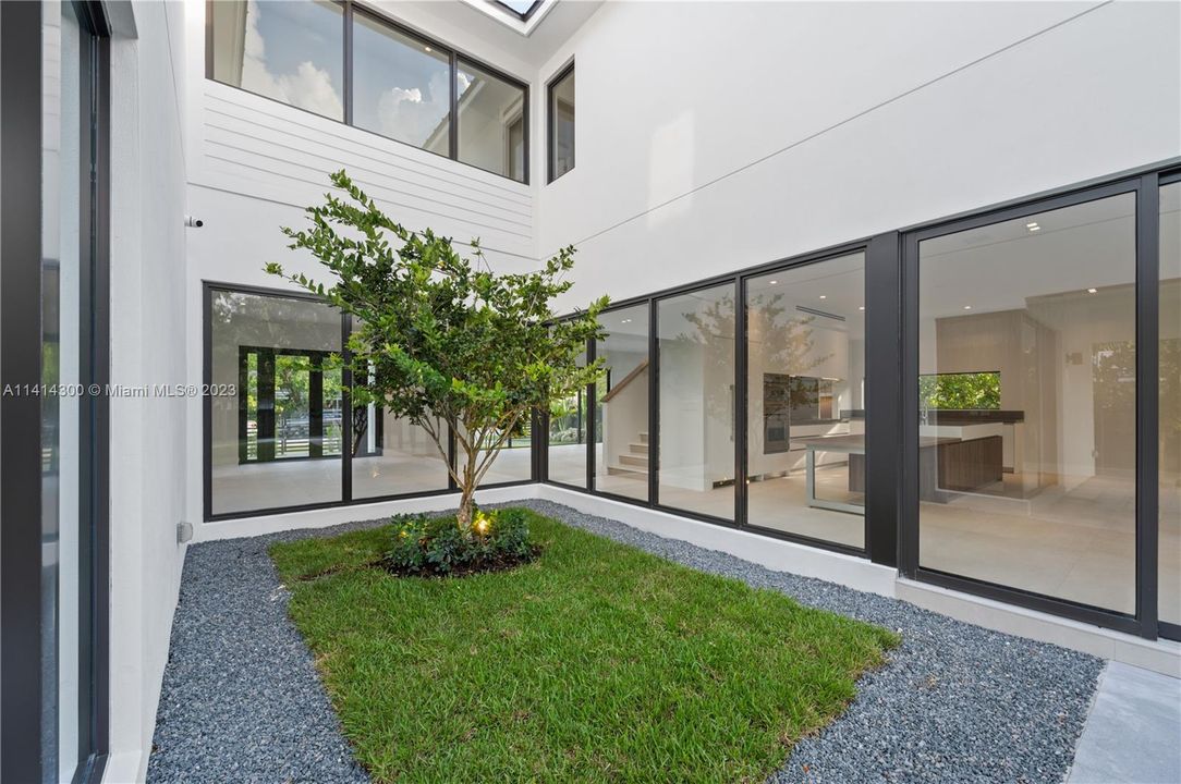 Недавно продано: $3,999,900 (6 спален, 6 ванн, 4685 Квадратных фут)