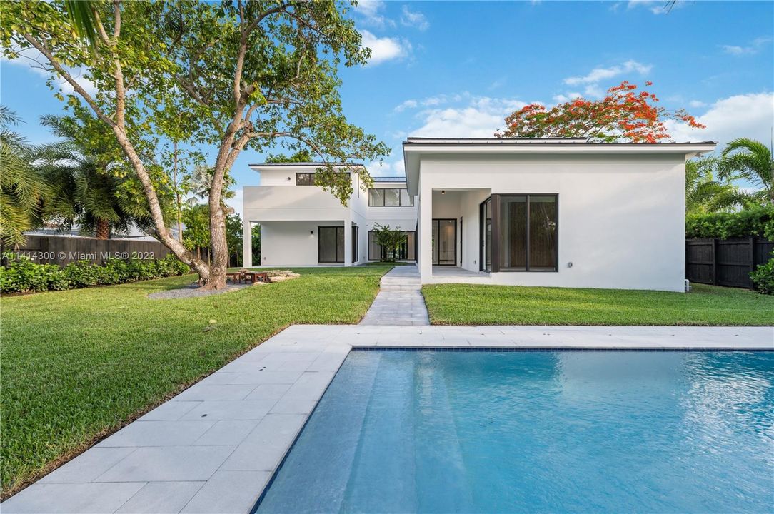 Недавно продано: $3,999,900 (6 спален, 6 ванн, 4685 Квадратных фут)