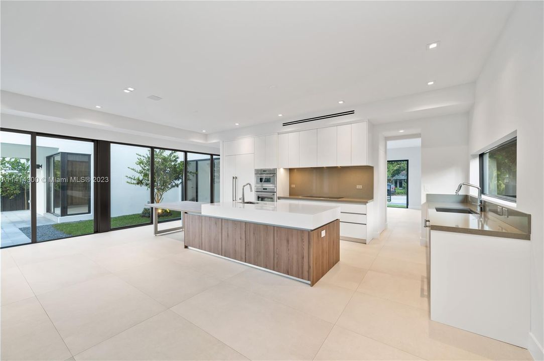 Недавно продано: $3,999,900 (6 спален, 6 ванн, 4685 Квадратных фут)