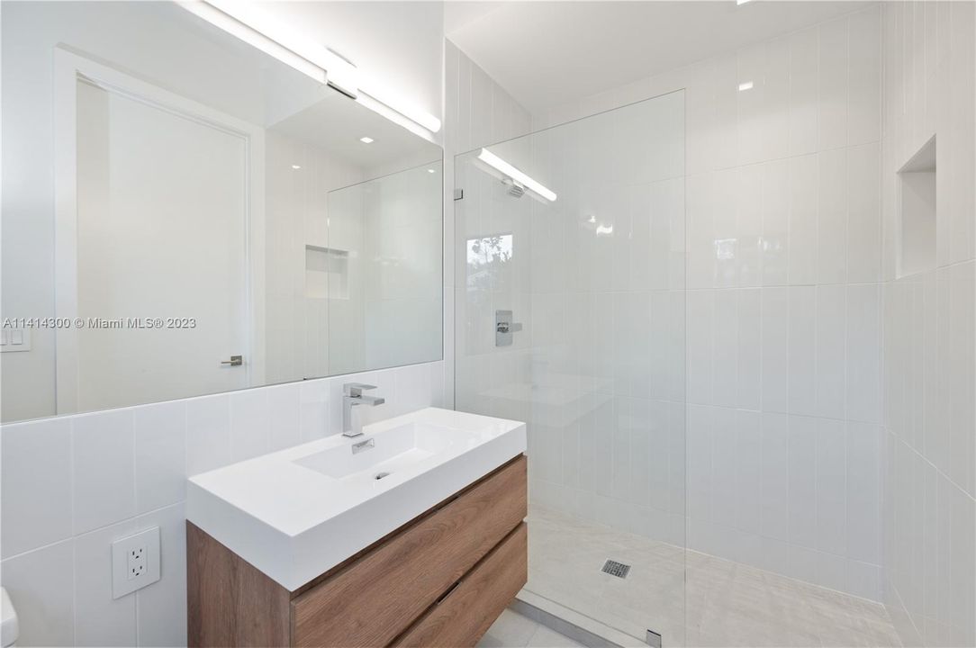 Недавно продано: $3,999,900 (6 спален, 6 ванн, 4685 Квадратных фут)