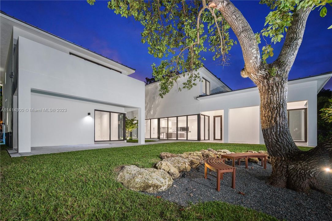 Недавно продано: $3,999,900 (6 спален, 6 ванн, 4685 Квадратных фут)