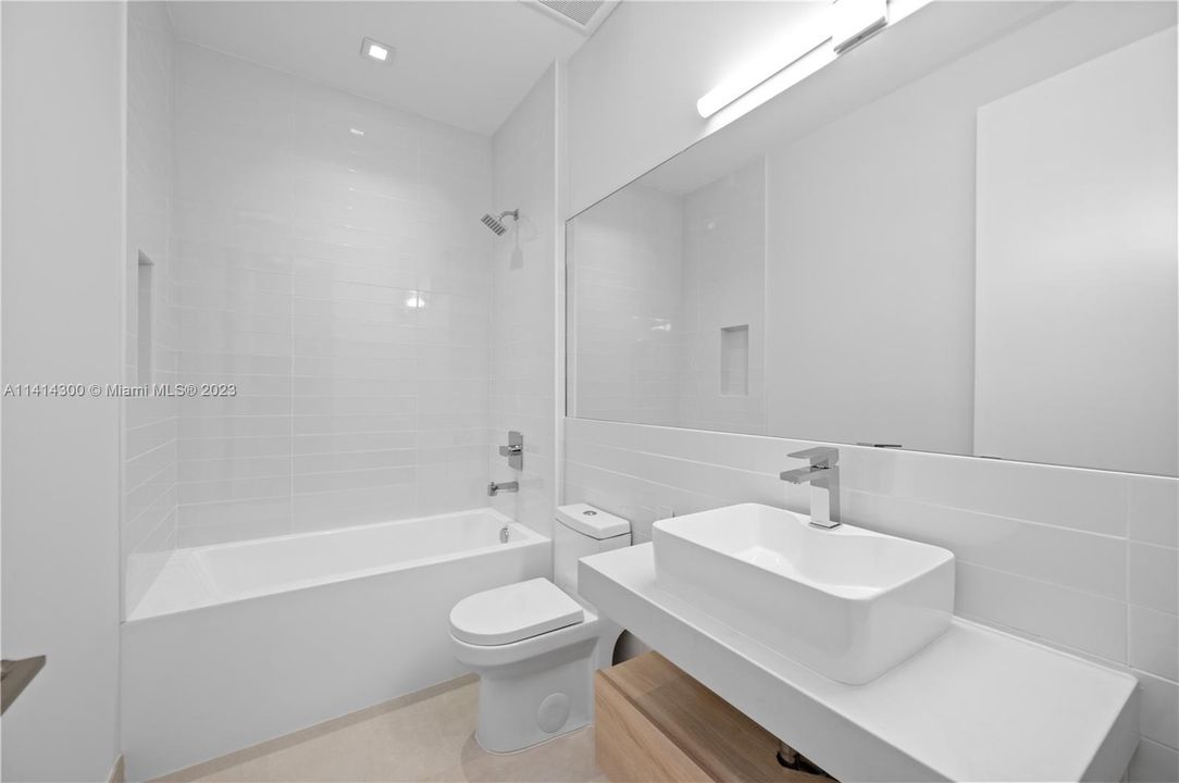 Недавно продано: $3,999,900 (6 спален, 6 ванн, 4685 Квадратных фут)