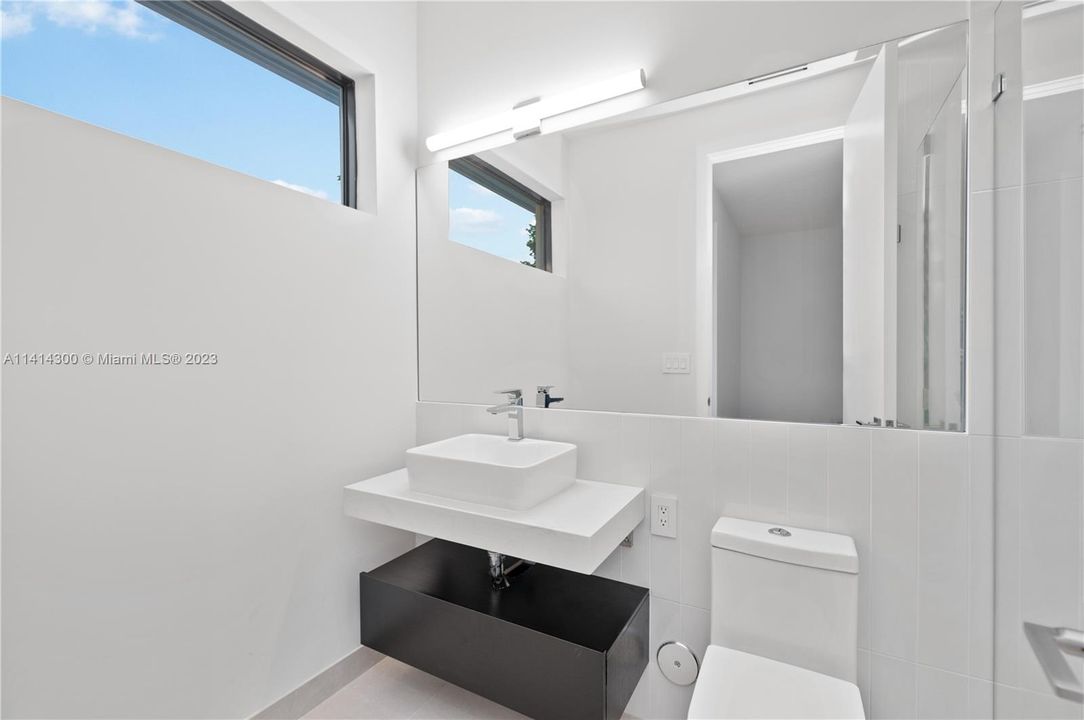 Недавно продано: $3,999,900 (6 спален, 6 ванн, 4685 Квадратных фут)