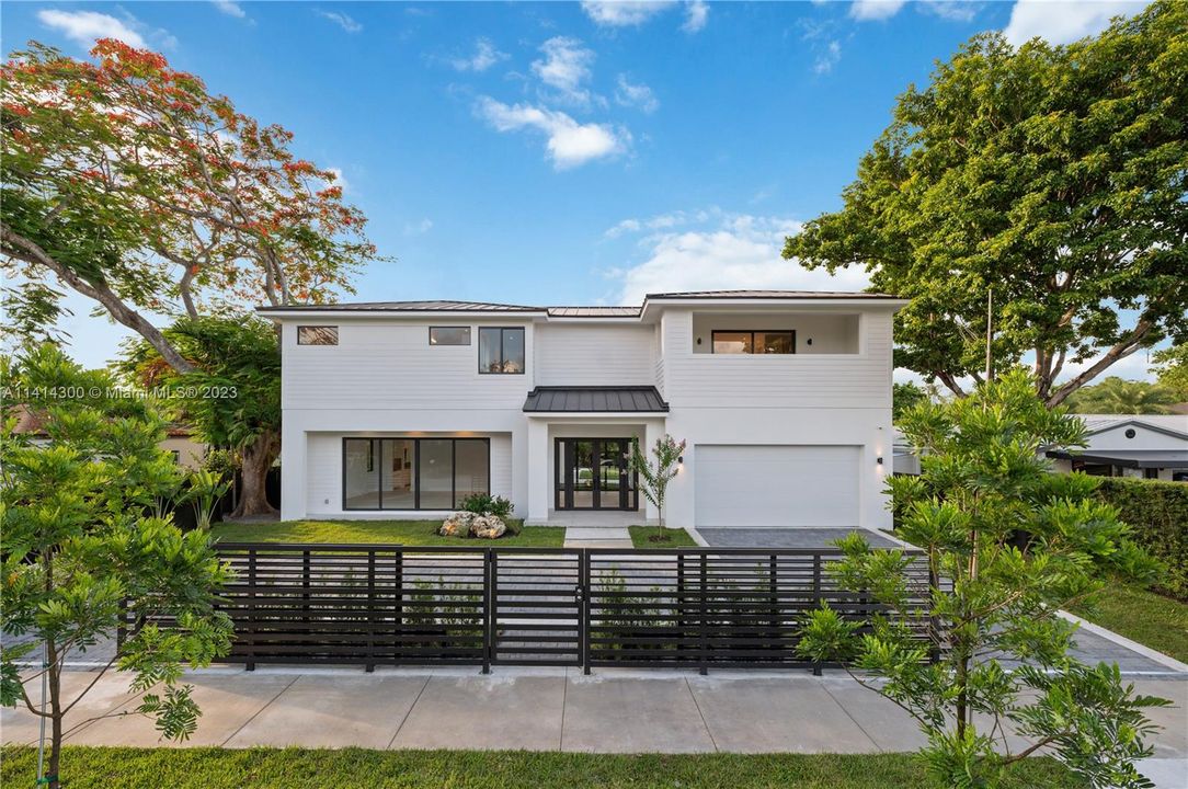 Недавно продано: $3,999,900 (6 спален, 6 ванн, 4685 Квадратных фут)