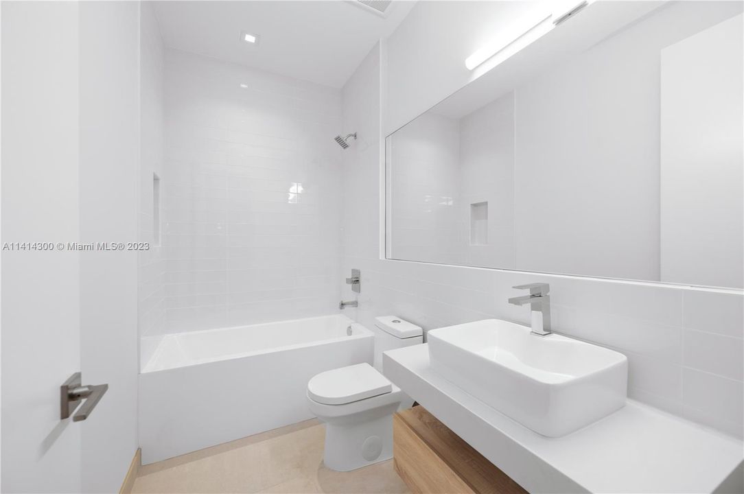 Недавно продано: $3,999,900 (6 спален, 6 ванн, 4685 Квадратных фут)