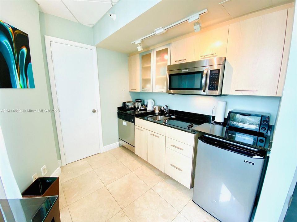 For Sale: $200,000 (1 beds, 1 baths, 470 Square Feet)