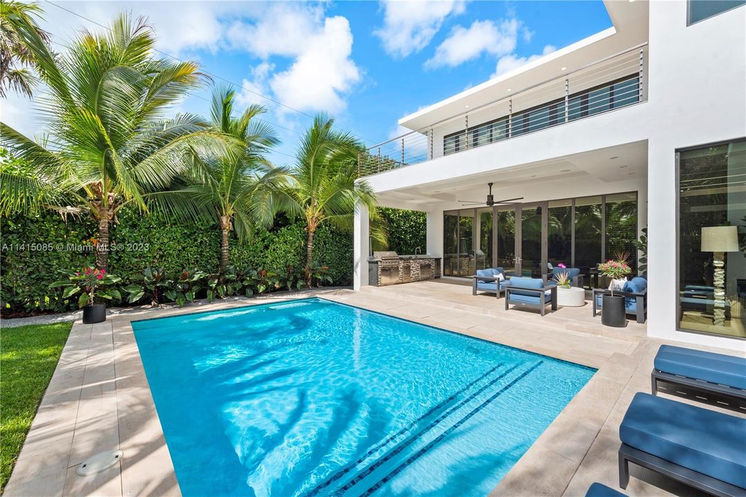 Active With Contract: $4,950,000 (5 beds, 5 baths, 4172 Square Feet)