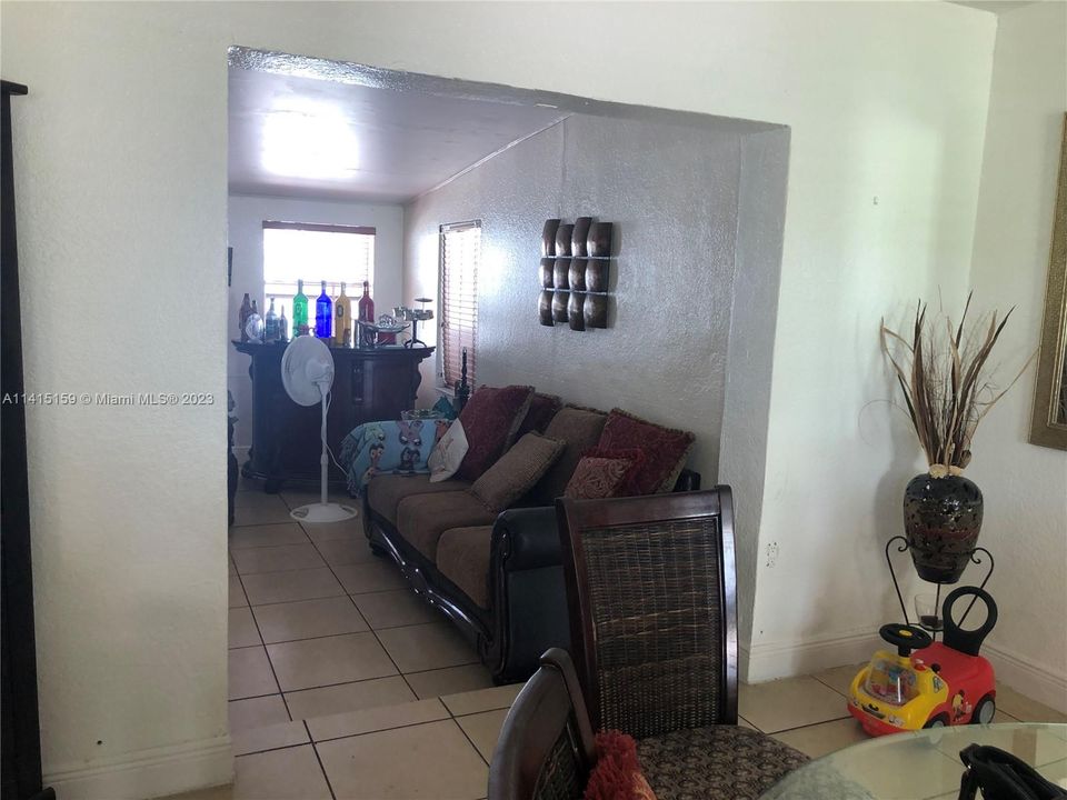 Recently Sold: $310,000 (2 beds, 1 baths, 1299 Square Feet)