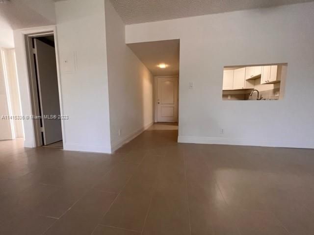 最近售出: $254,899 (2 贝兹, 2 浴室, 975 平方英尺)