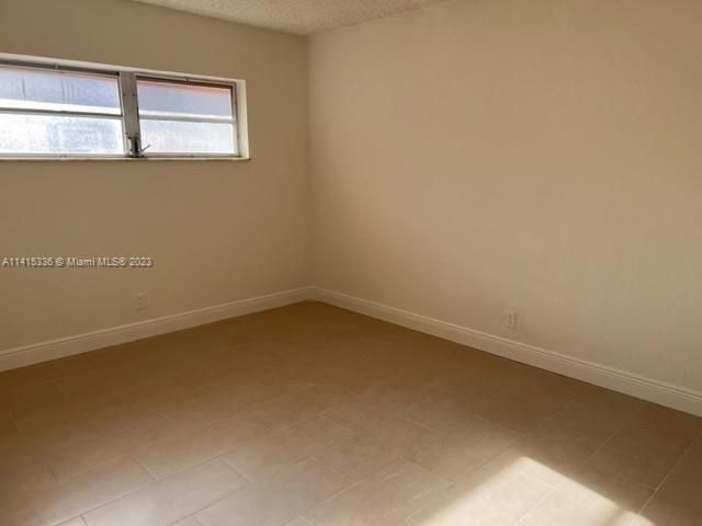 最近售出: $254,899 (2 贝兹, 2 浴室, 975 平方英尺)