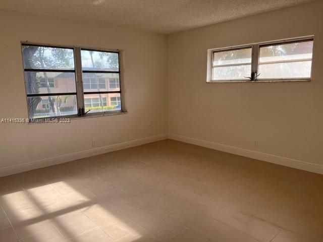 最近售出: $254,899 (2 贝兹, 2 浴室, 975 平方英尺)