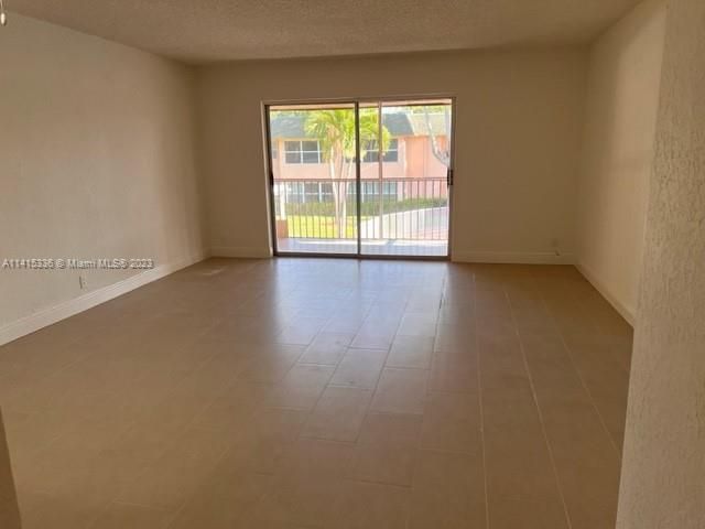 最近售出: $254,899 (2 贝兹, 2 浴室, 975 平方英尺)