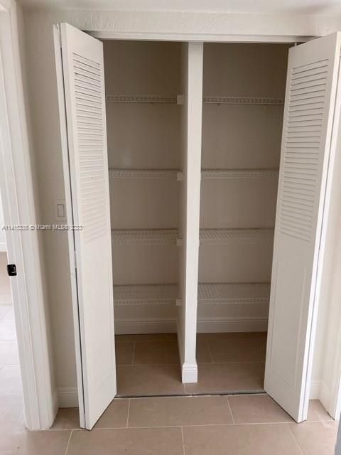 最近售出: $254,899 (2 贝兹, 2 浴室, 975 平方英尺)