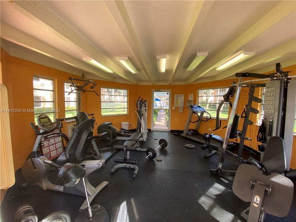 最近售出: $254,899 (2 贝兹, 2 浴室, 975 平方英尺)