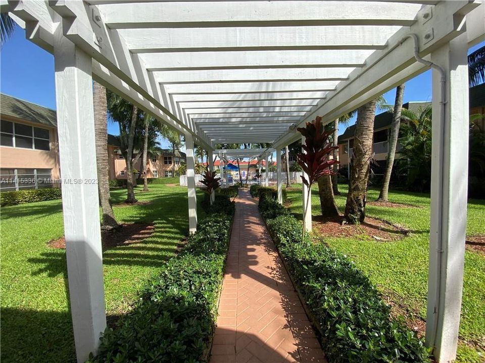 最近售出: $254,899 (2 贝兹, 2 浴室, 975 平方英尺)