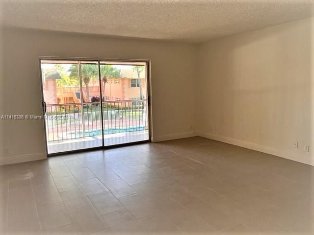 最近售出: $254,899 (2 贝兹, 2 浴室, 975 平方英尺)