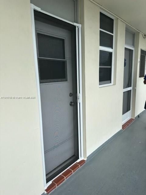 screened kitchen door for great ventilation