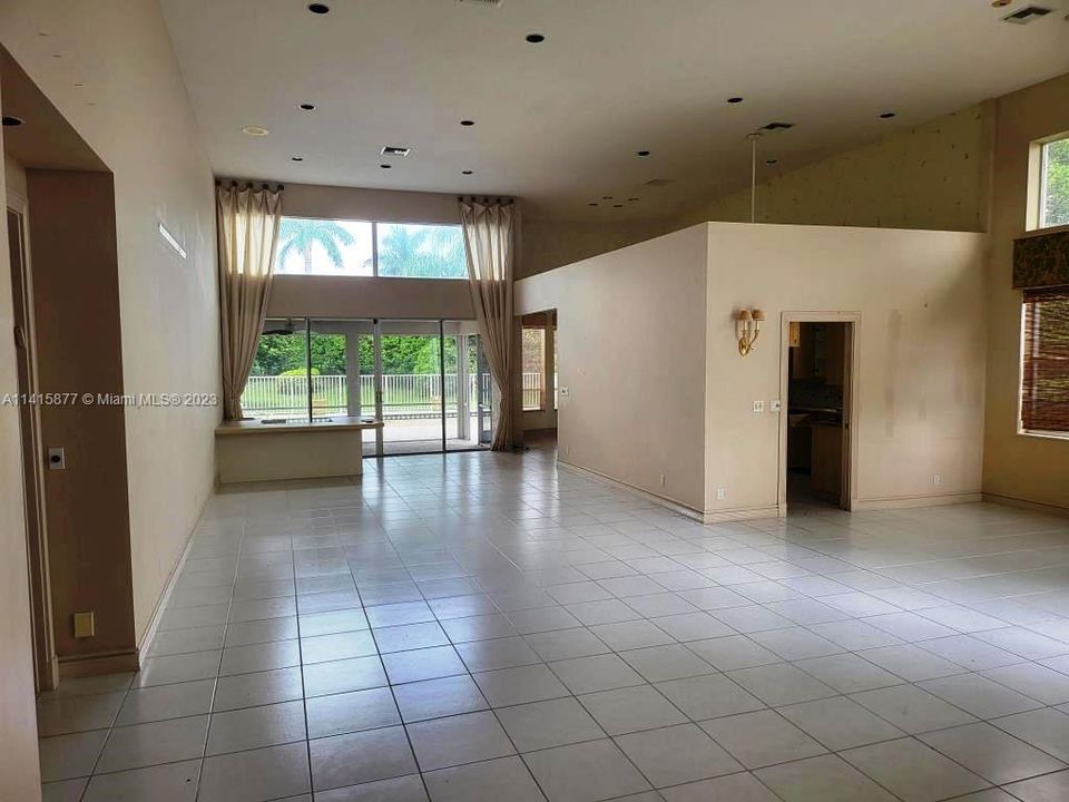 Vendido Recientemente: $800,000 (2 camas, 3 baños, 2549 Pies cuadrados)