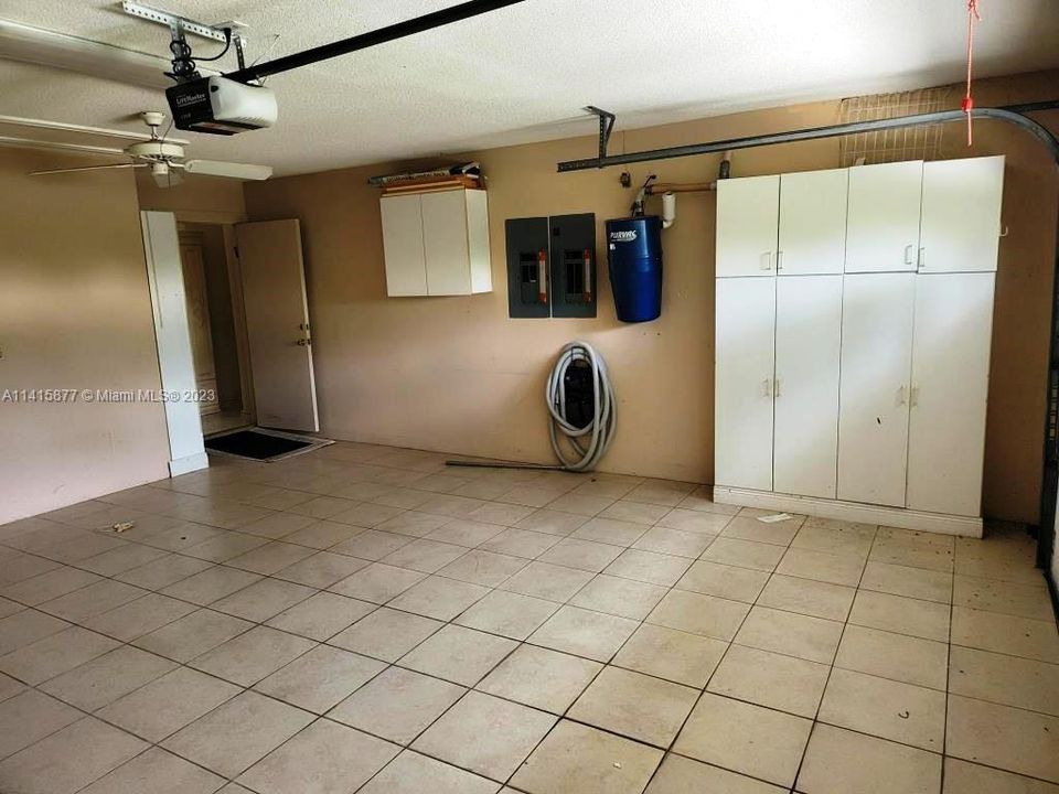 Vendido Recientemente: $800,000 (2 camas, 3 baños, 2549 Pies cuadrados)