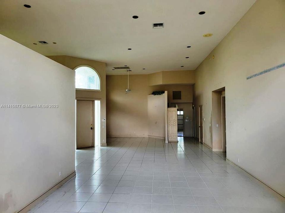 Vendido Recientemente: $800,000 (2 camas, 3 baños, 2549 Pies cuadrados)