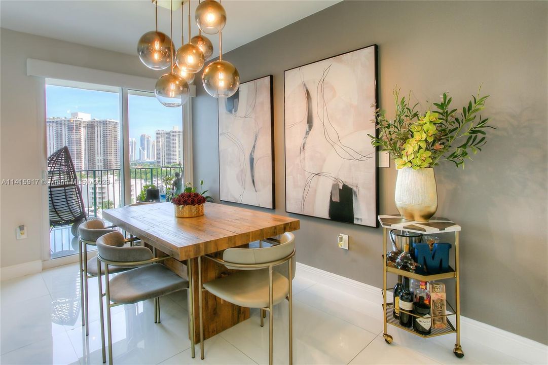 最近租的: $6,500 (3 贝兹, 3 浴室, 1702 平方英尺)