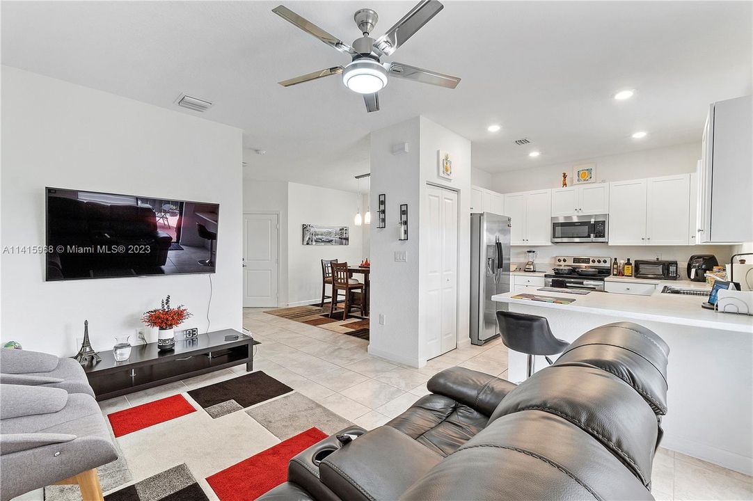 Recently Sold: $435,000 (3 beds, 2 baths, 1583 Square Feet)