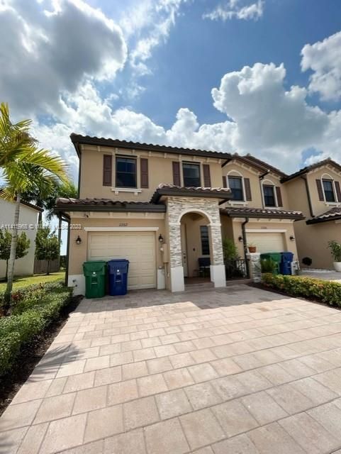 Recently Sold: $435,000 (3 beds, 2 baths, 1583 Square Feet)