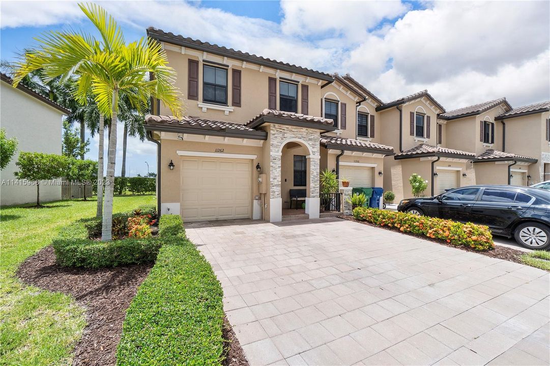 Recently Sold: $435,000 (3 beds, 2 baths, 1583 Square Feet)