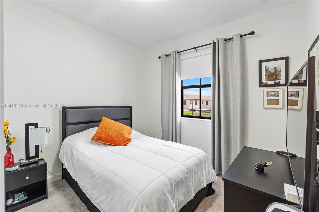 Recently Sold: $435,000 (3 beds, 2 baths, 1583 Square Feet)