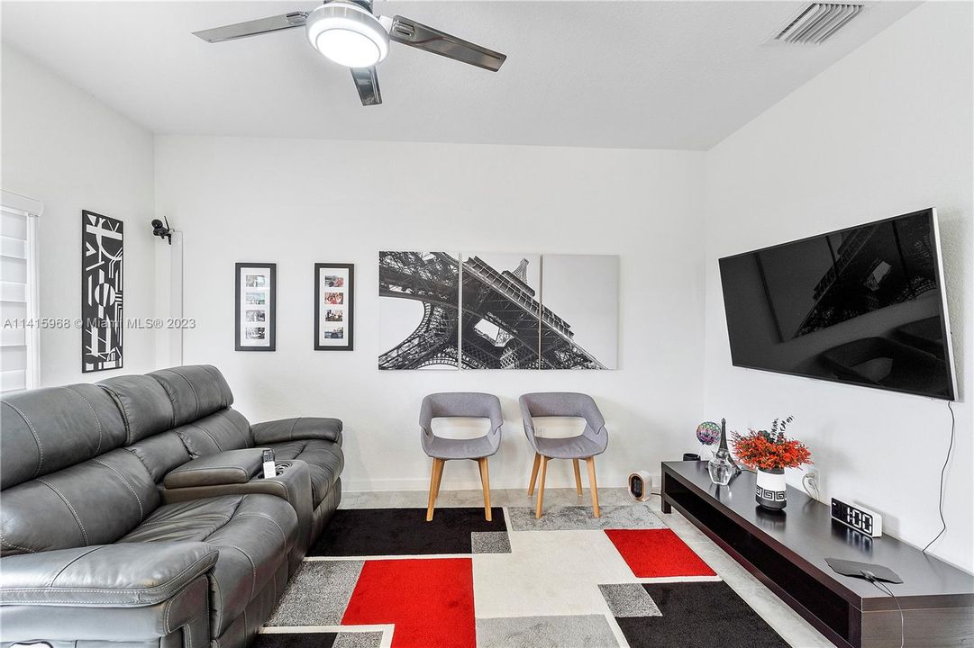 Recently Sold: $435,000 (3 beds, 2 baths, 1583 Square Feet)