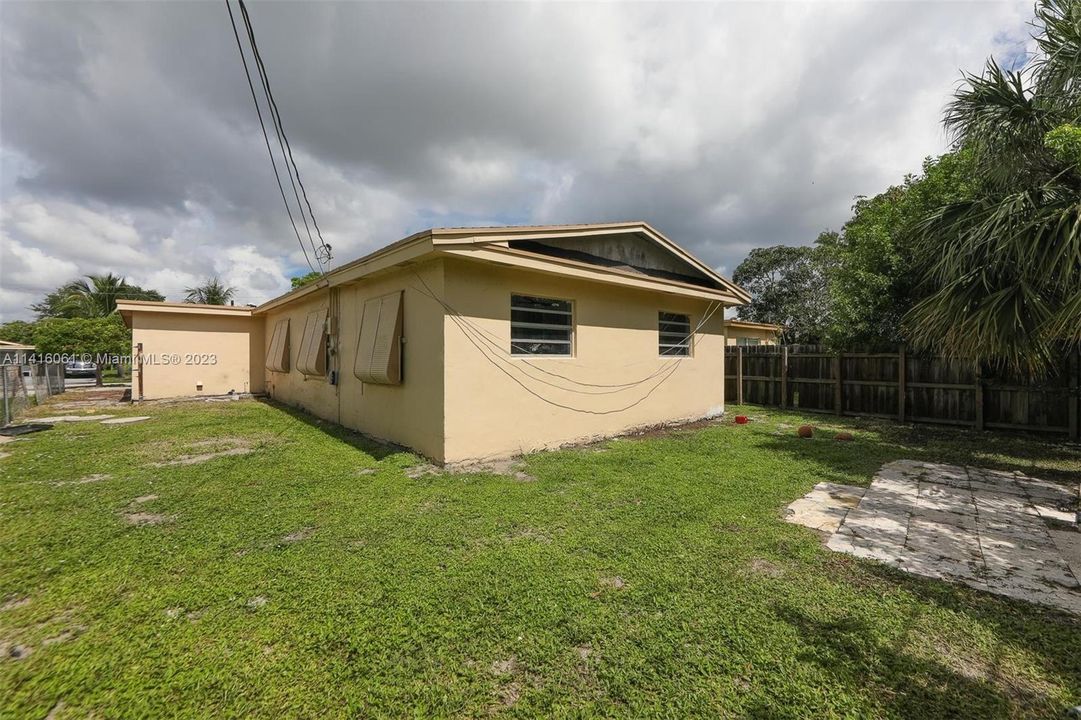 Recently Sold: $350,000 (5 beds, 2 baths, 1488 Square Feet)